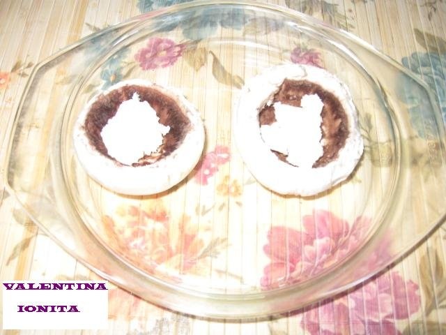 Ciuperci cu oua ochiuri si sos alb la cuptor