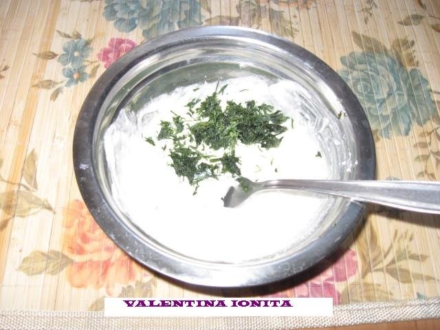 Ciuperci cu oua ochiuri si sos alb la cuptor