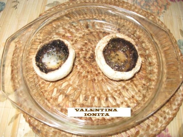 Ciuperci cu oua ochiuri si sos alb la cuptor