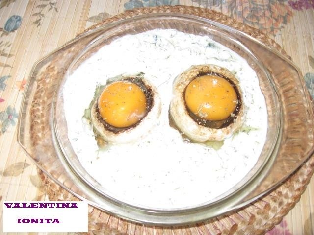 Ciuperci cu oua ochiuri si sos alb la cuptor
