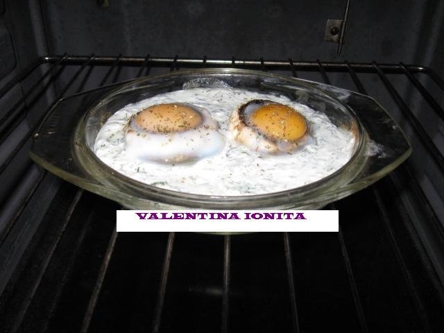 Ciuperci cu oua ochiuri si sos alb la cuptor