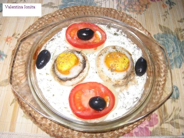 Ciuperci cu oua ochiuri si sos alb la cuptor