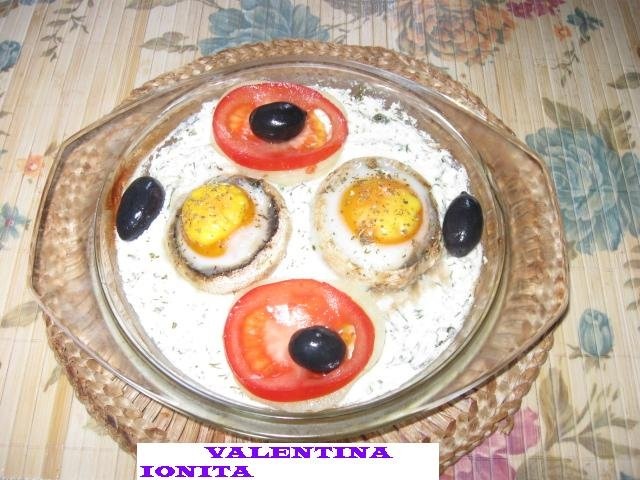 Ciuperci cu oua ochiuri si sos alb la cuptor