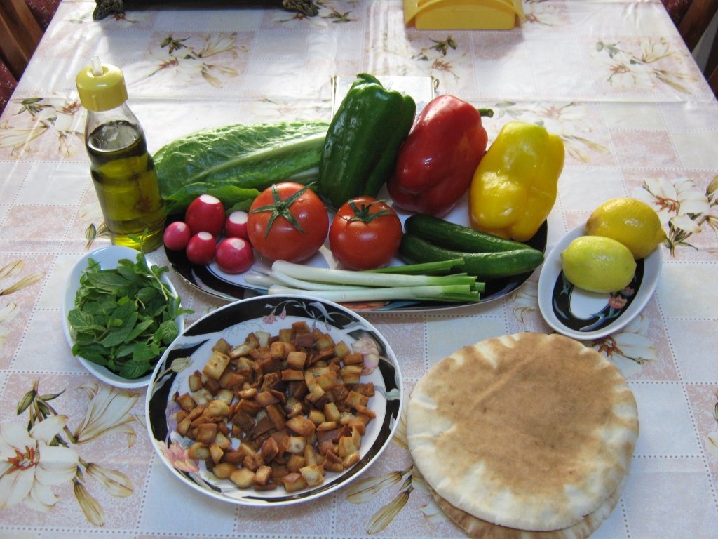 Fatoush -Salata de paine ( specific tarilor arabe)