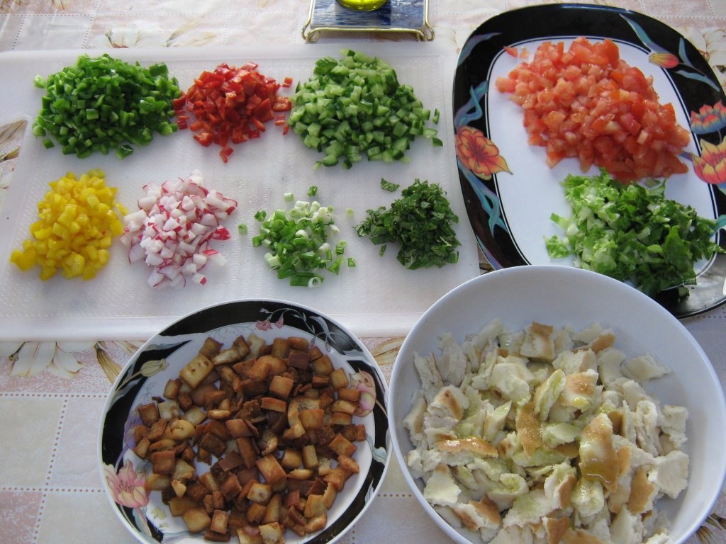 Fatoush -Salata de paine ( specific tarilor arabe)