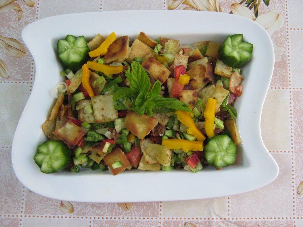 Fatoush -Salata de paine ( specific tarilor arabe)