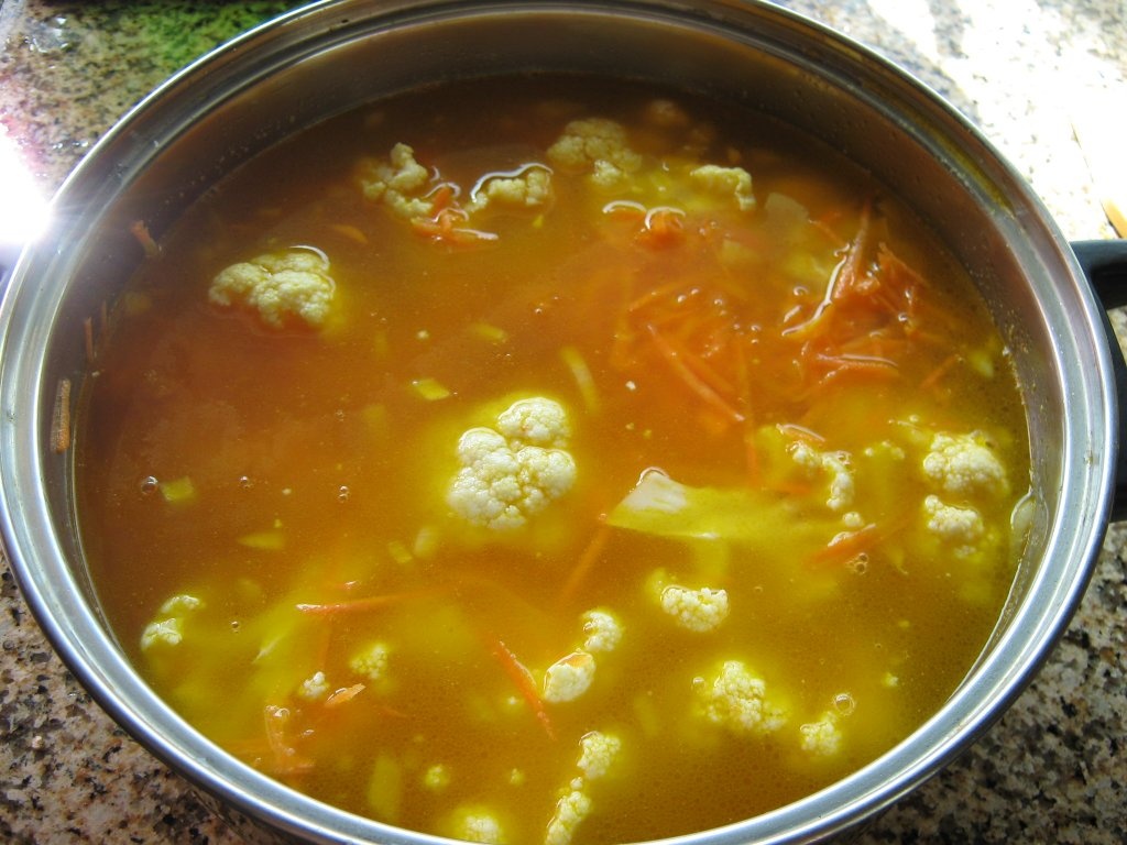 Ciorbita de conopida cu morcovi si bors