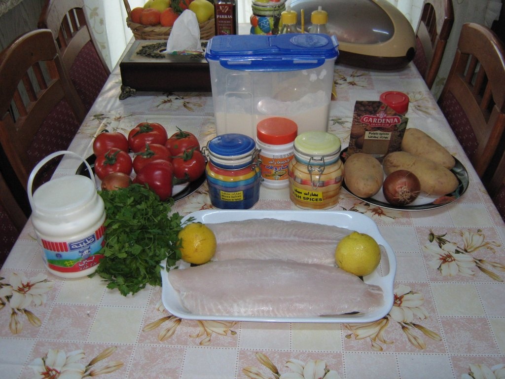 Fileu de peste prajit cu garnitura de rosii scazute si cartofi prajiti (Mfarakeh)