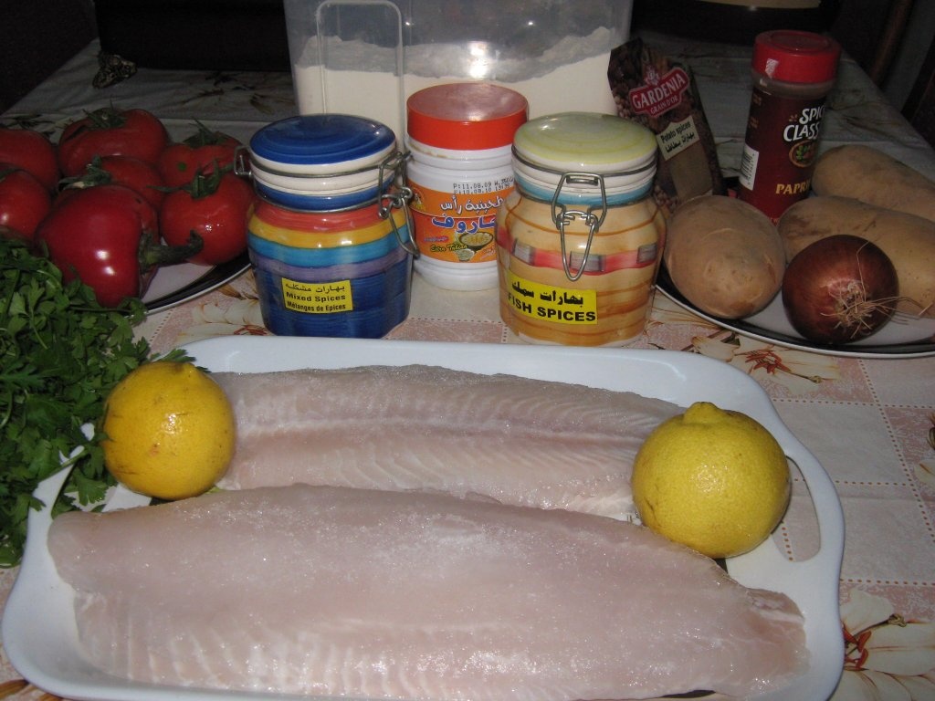 Fileu de peste prajit cu garnitura de rosii scazute si cartofi prajiti (Mfarakeh)