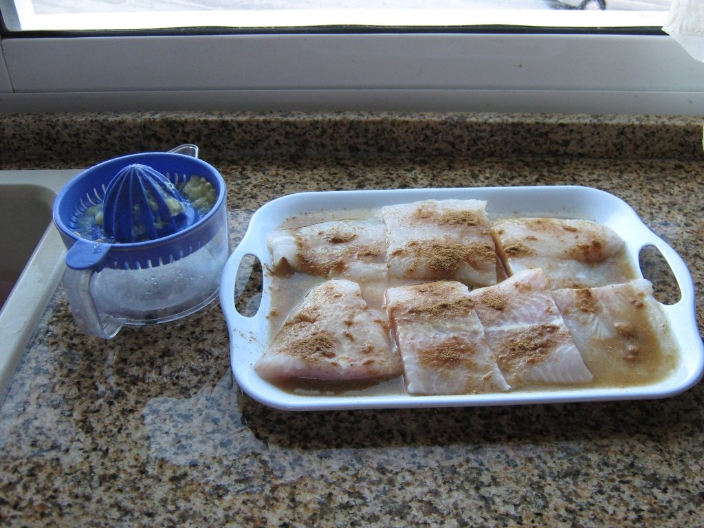 Fileu de peste prajit cu garnitura de rosii scazute si cartofi prajiti (Mfarakeh)