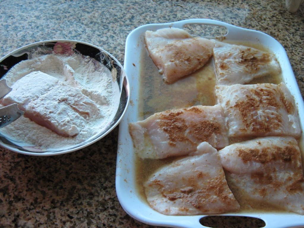 Fileu de peste prajit cu garnitura de rosii scazute si cartofi prajiti (Mfarakeh)