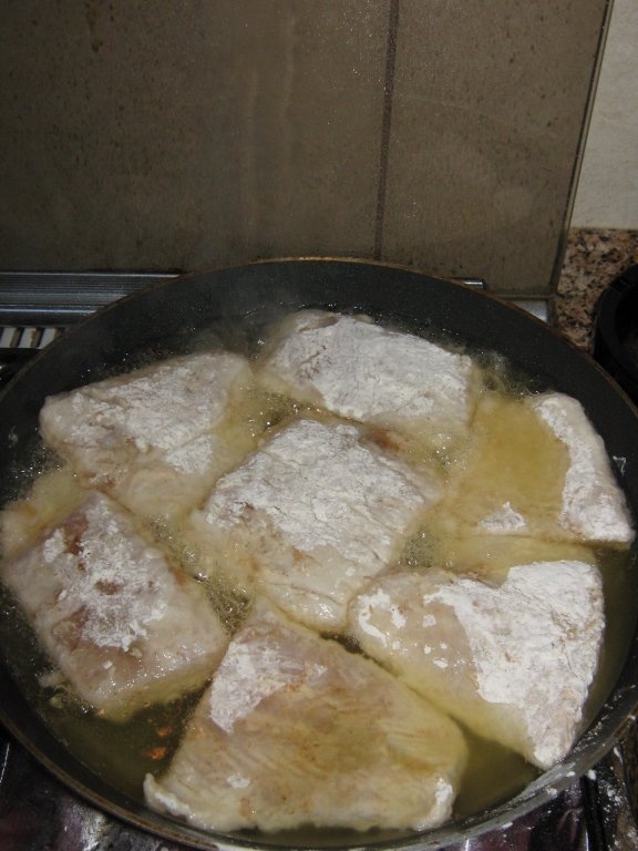 Fileu de peste prajit cu garnitura de rosii scazute si cartofi prajiti (Mfarakeh)