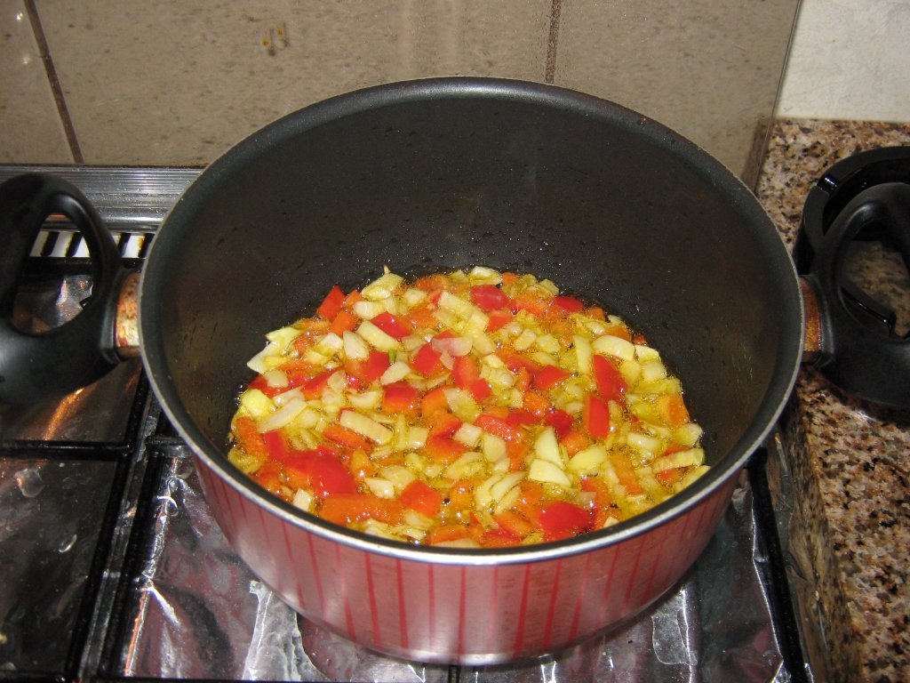 Fileu de peste prajit cu garnitura de rosii scazute si cartofi prajiti (Mfarakeh)