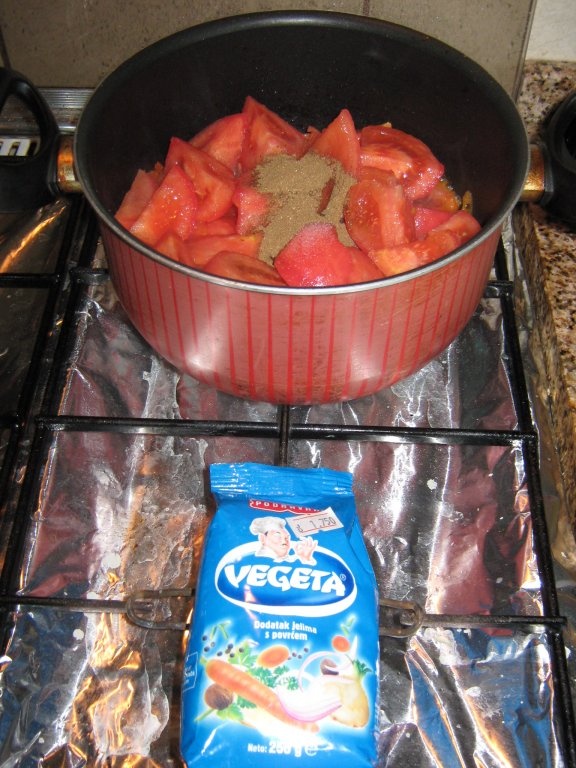 Fileu de peste prajit cu garnitura de rosii scazute si cartofi prajiti (Mfarakeh)