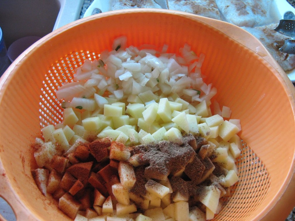 Fileu de peste prajit cu garnitura de rosii scazute si cartofi prajiti (Mfarakeh)