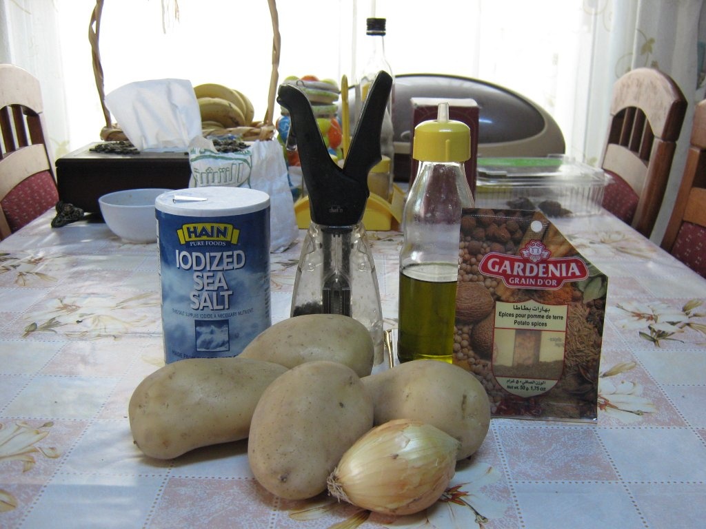 Fileu de peste prajit cu garnitura de rosii scazute si cartofi prajiti (Mfarakeh)