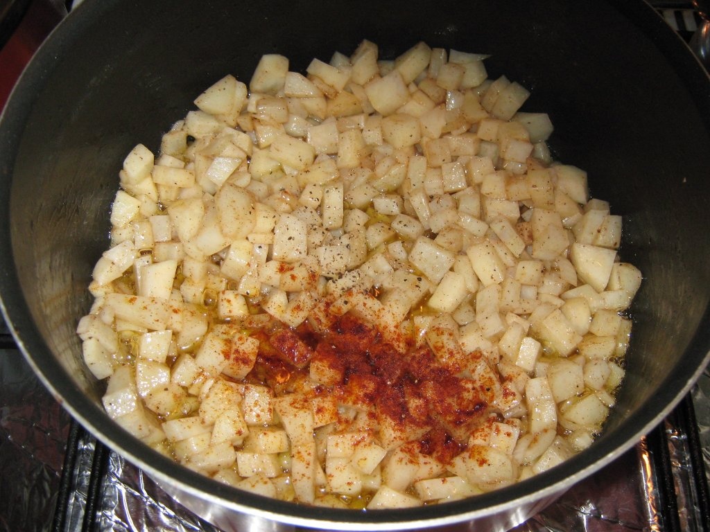 Fileu de peste prajit cu garnitura de rosii scazute si cartofi prajiti (Mfarakeh)