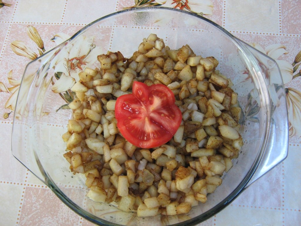 Fileu de peste prajit cu garnitura de rosii scazute si cartofi prajiti (Mfarakeh)