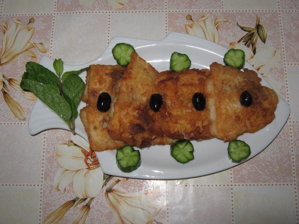 Fileu de peste prajit cu garnitura de rosii scazute si cartofi prajiti (Mfarakeh)
