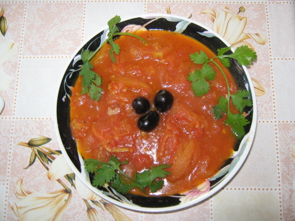 Fileu de peste prajit cu garnitura de rosii scazute si cartofi prajiti (Mfarakeh)