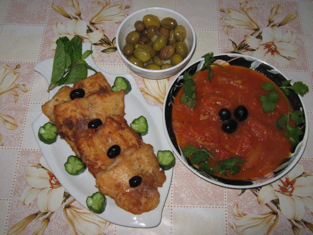 Fileu de peste prajit cu garnitura de rosii scazute si cartofi prajiti (Mfarakeh)