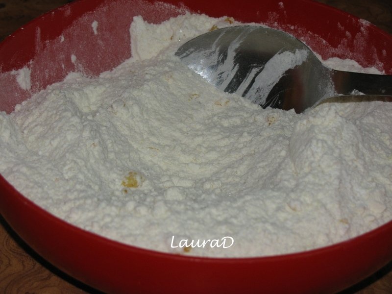 Briose cu prune uscate si glazura de mac