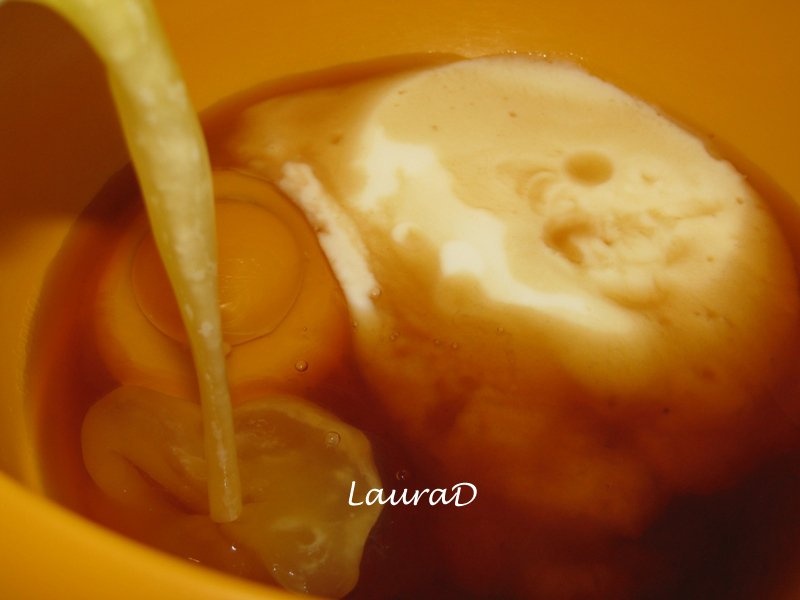 Briose cu prune uscate si glazura de mac