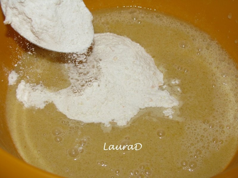 Briose cu prune uscate si glazura de mac