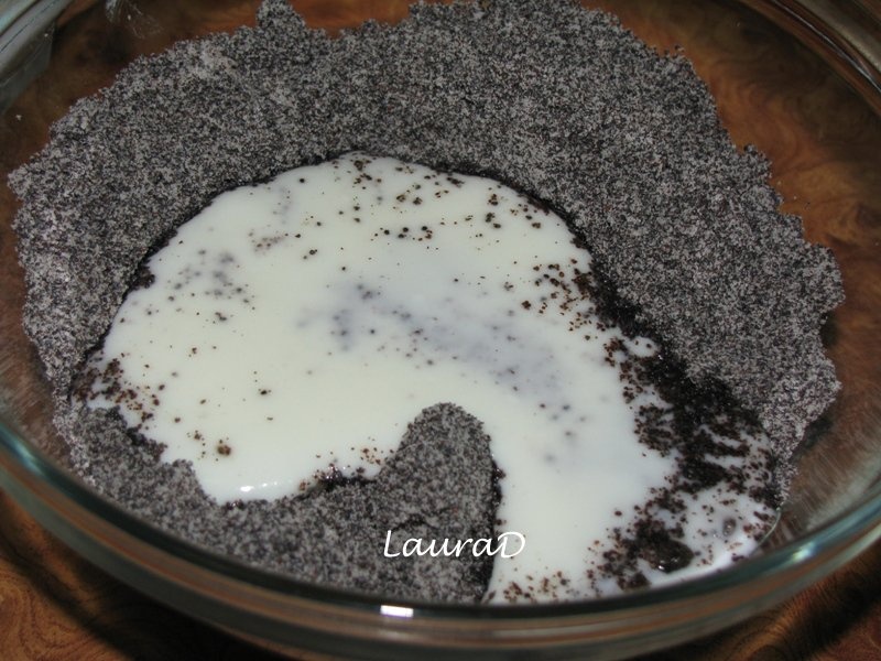 Briose cu prune uscate si glazura de mac