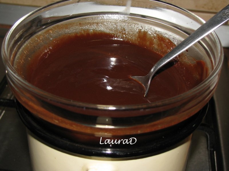 Prajiturele moi de ciocolata cu sos de cafea