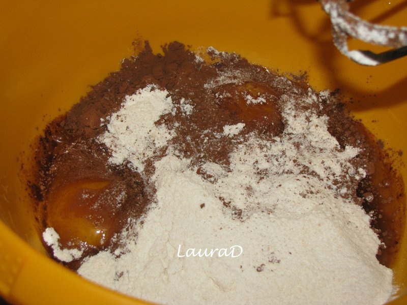 Prajiturele moi de ciocolata cu sos de cafea