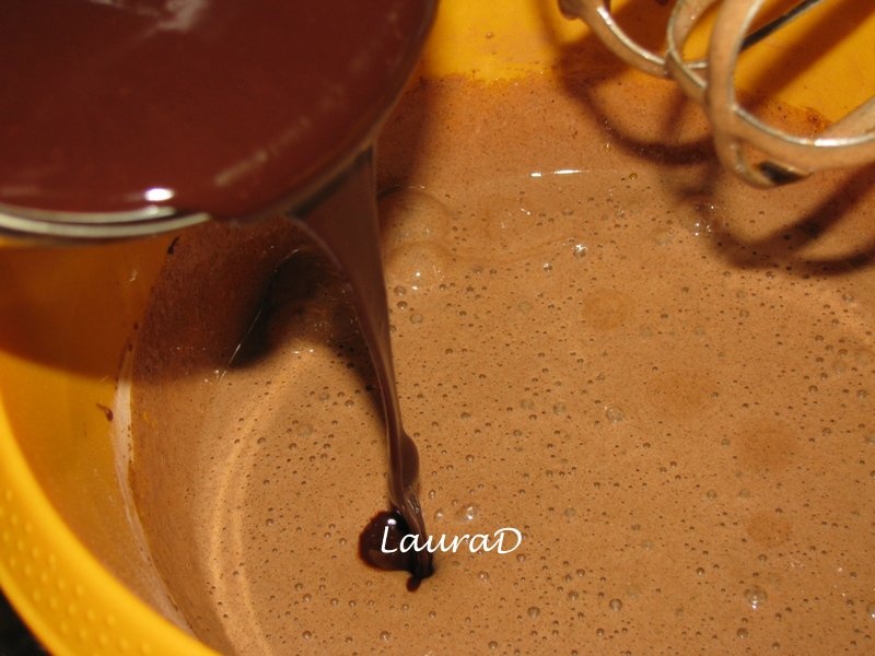 Prajiturele moi de ciocolata cu sos de cafea