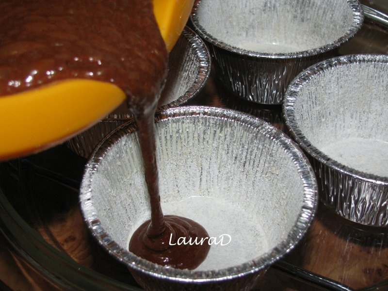 Prajiturele moi de ciocolata cu sos de cafea