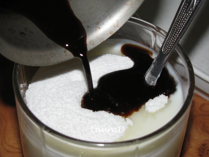 Prajiturele moi de ciocolata cu sos de cafea