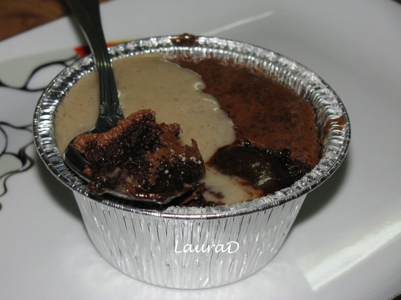 Prajiturele moi de ciocolata cu sos de cafea