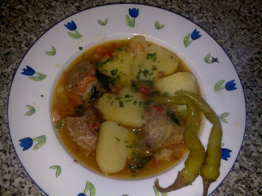 Tocanita cu carnita de porc si cartofi inimosi