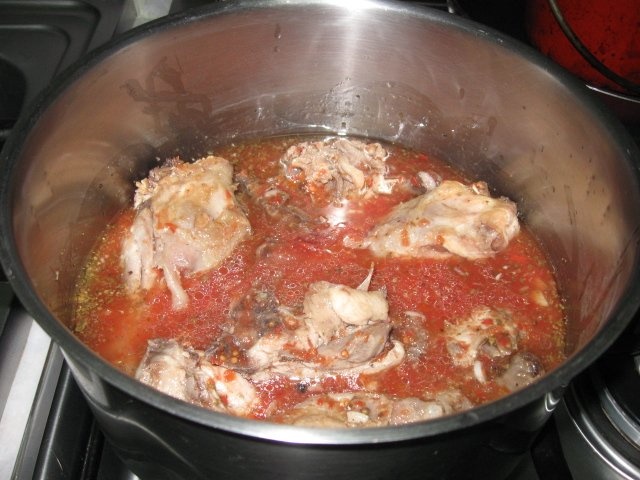 Pui cu sos de rosii