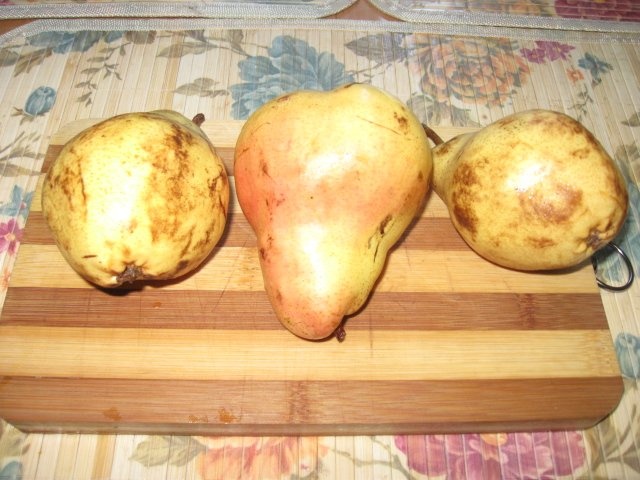 Pere umplute cu inghetata