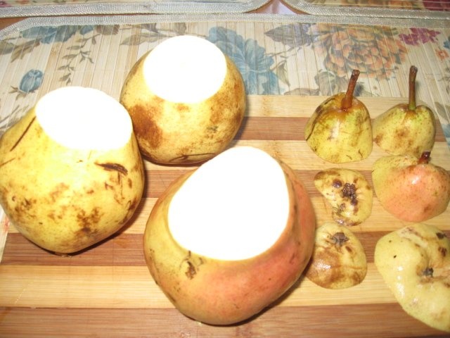 Pere umplute cu inghetata