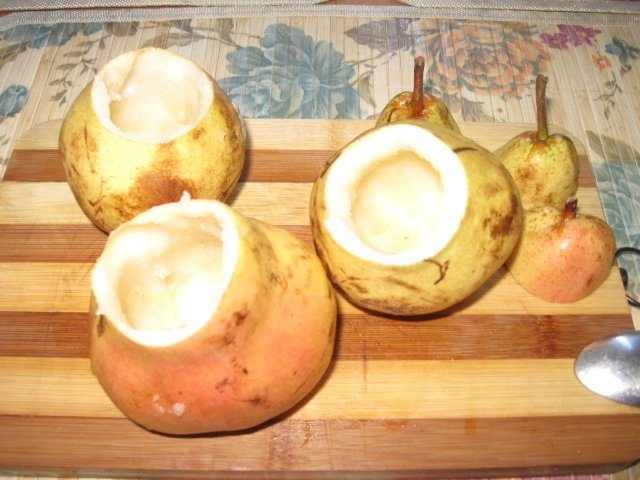 Pere umplute cu inghetata