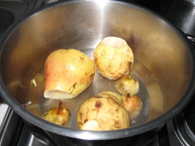 Pere umplute cu inghetata