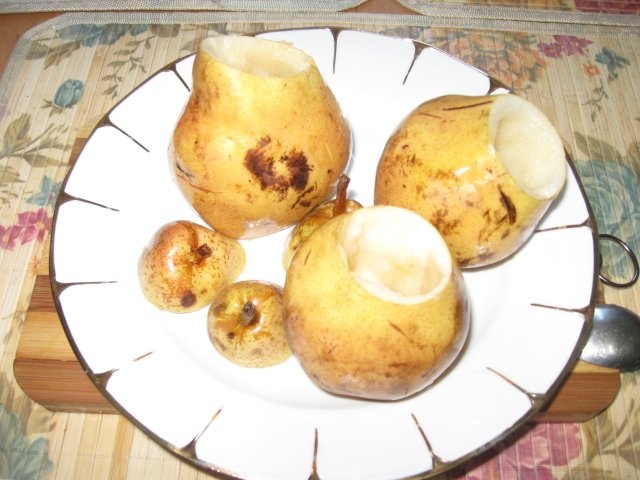 Pere umplute cu inghetata