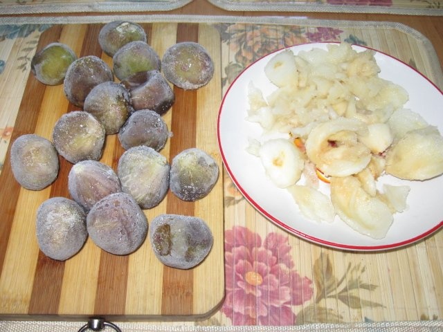 Pere umplute cu inghetata