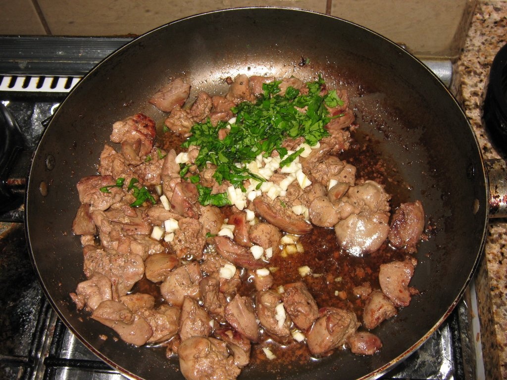 Ficatei de pui cu usturoi si frunza de patrunjel