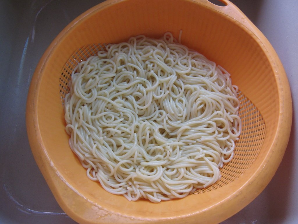 Spaghete cu sos de chilli