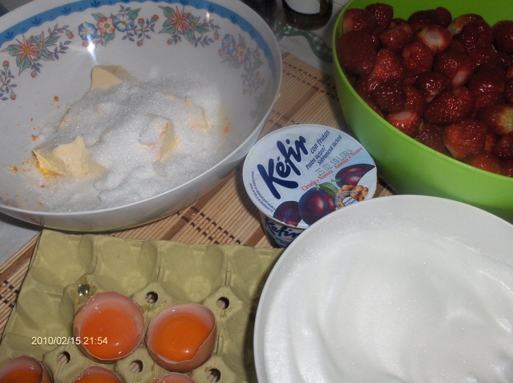 Prajitura de iaurt cu capsuni si vin de Porto