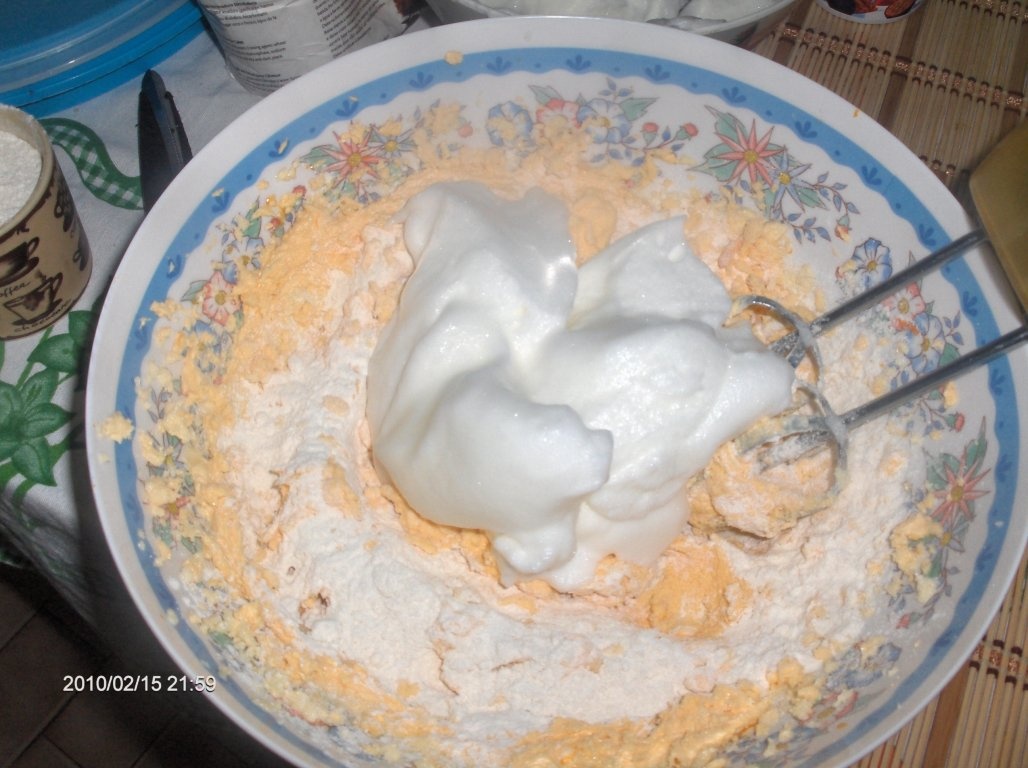 Prajitura de iaurt cu capsuni si vin de Porto