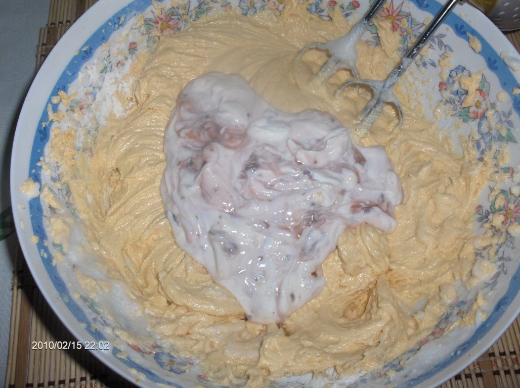 Prajitura de iaurt cu capsuni si vin de Porto