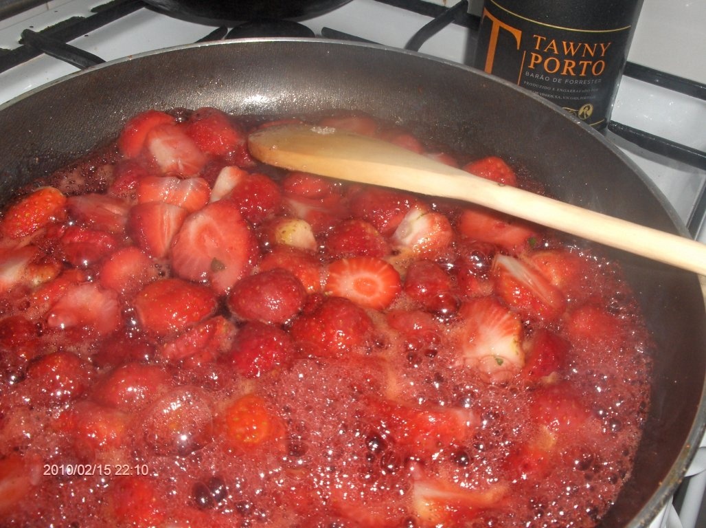 Prajitura de iaurt cu capsuni si vin de Porto