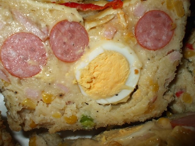 Chec de cascaval cu cabanos si oua